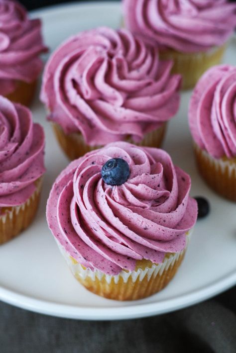 A delicious blueberry buttercream made with fresh blueberries. | livforcake.com Blueberry Buttercream Frosting, Blueberry Buttercream, Homemade Frosting Recipes, Homemade Buttercream Frosting, Homemade Frosting, Diy Desserts, Buttercream Frosting Recipe, Frosting Recipe, Blueberry Recipes