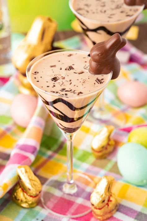 This Easter Bunny Martini has a chocolate drizzled glass that's filled with a smooth, rich cocktail and garnished with a chocolate bunny! Ready to enjoy in 5 minutes or less! Sweet Drinks Recipes, Easter Adult, Irish Cream Recipe, Easter Drink, Homemade Irish Cream, Easter Cocktails, Layered Drinks, Chocolate Cocktails, Chocolate Easter Bunny