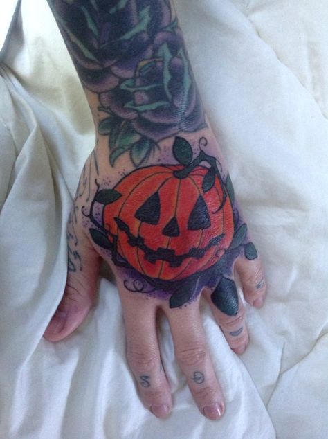 Jack O Lantern Tattoo, Fall Tattoos, Polish Tattoos, Lantern Tattoo, Pumpkin Tattoo, Autumn Tattoo, Spooky Tattoos, Horror Monsters, Horror Tattoo