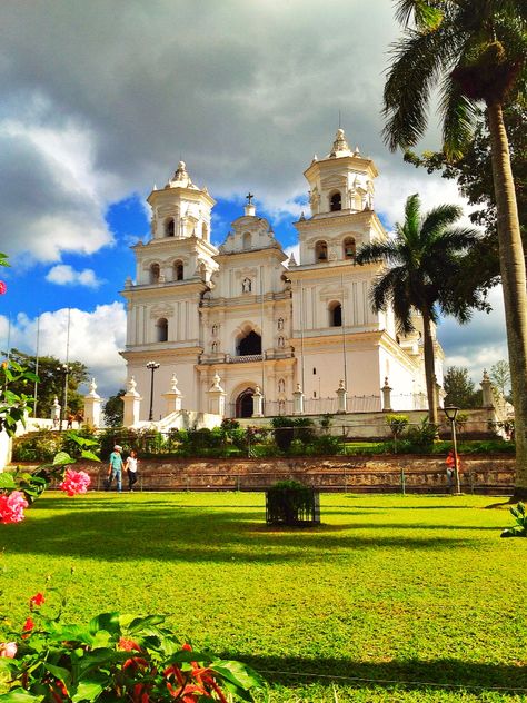 Esquipulas, Chiquimula, Guatemala, Centro América. Guatemala Art, Cathedral Architecture, Epic Art, Amazing Places, Central America, Places Around The World, Honduras, Guatemala, Costa Rica