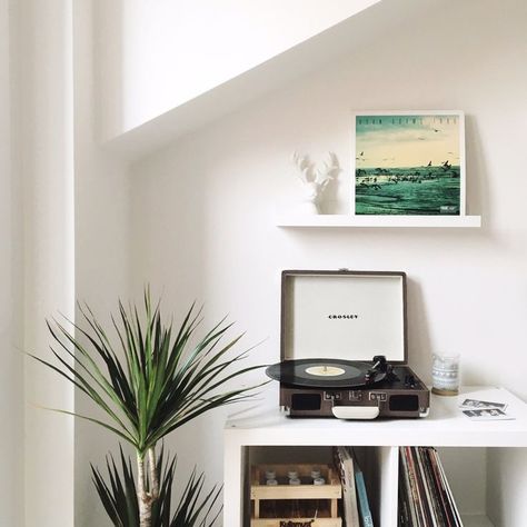 Our little music corner where the Crosley record player is the centre of attention. Over the shelf we have the small Mosslanda white picture ledge which gives the perfect space for displaying vinyl records as well as art or any small decorative objects. I love it because it gives me the freedom to change what I have on it quite frequently // thatscandinavianfeeling.com Decor Corner Bedroom, Turntable Shelf, Vinyl Corner, Pvc Furniture Plans, Crosley Record Player, Ikea Small Spaces, Music Corner, Record Room, Studio Music