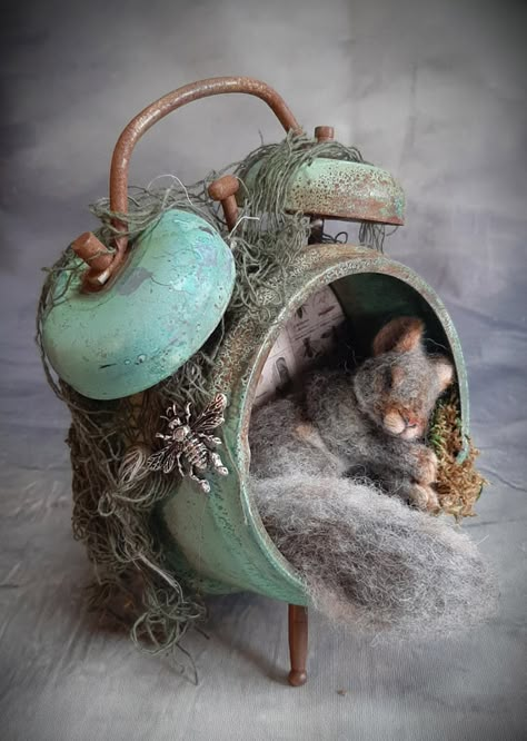 Tovad Ull, Clock Craft, Felt Mouse, Lost In Time, Baby Squirrel, Felting Ideas, Needle Felting Projects, Felted Animals, Steampunk Style