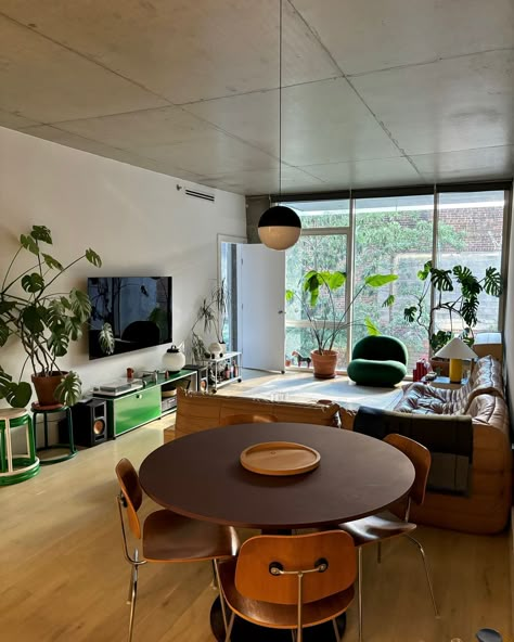 Brutalist Room Decor, Brutalist Interior Apartment, Brutalist Room, Brutalist Living Room, Architect Apartment, Brutalist Apartment, Loft Apartment Decorating, Manhattan Loft, New York Interior