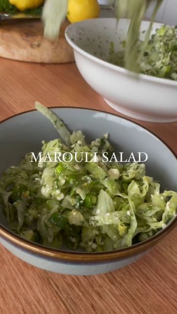 Healthy | Plant Based | Recipes on Instagram: "🥗MAROULI SALAD🥗 Follow @vegandemocracy for more! Marouli (meaning lettuce in Greek) salad is one of my favourites growing up. Super simple in putting together, but I love that it’s all about highlighting the lettuce with fats, acids and herbs. Give it a shot, it’s stupid easy and tastes way better than it has any right to. Recipe below 🥰 1 iceberg lettuce (thinly sliced) 1 bunch spring onion (thinly sliced) 250gm vegan feta (crumbled) 1 bunch dil Greek Lettuce Salad, Salad Greek, Healthy Plant Based Recipes, Greek Cooking, Healthy Food Facts, Salad Recipes For Dinner, Iceberg Lettuce, Lettuce Salad, Salad Dressing Recipes