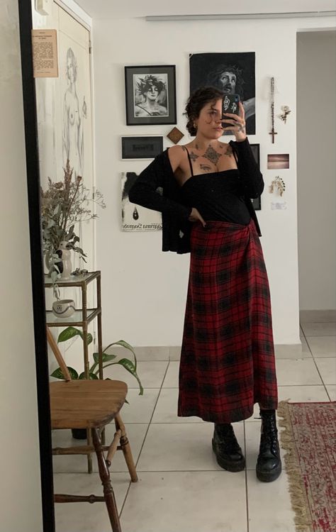 Style girly dark otoño outfit Long Tartan Skirt Outfit, Warm Grunge Outfits, Red Plaid Skirt Outfit, Tartan Skirt Outfit, Spotify Video, Feminine Fall Outfits, Pride 2024, Plaid Skirt Outfit, Red Plaid Skirt