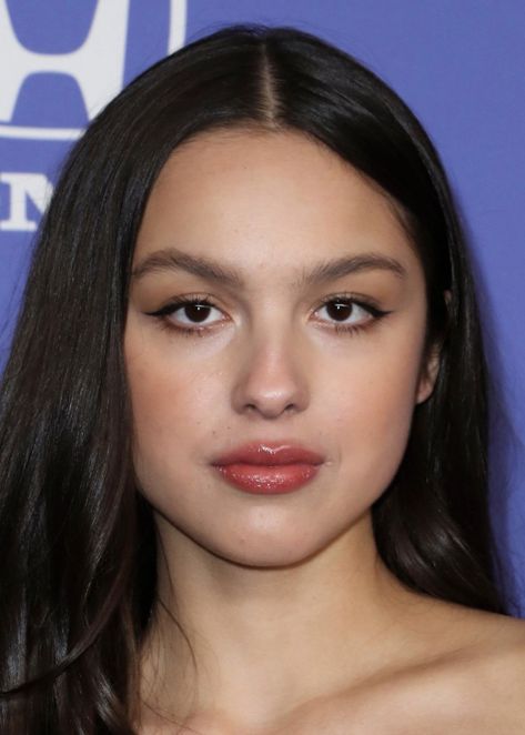 Olivia Rodrigo Makeup Looks, Olivia Rodrigo Face, Brunette Icons, Gamine Essence, Romantic Gamine, Celeb Makeup, Gala Outfits, Wing Liner, Met Gala Outfits