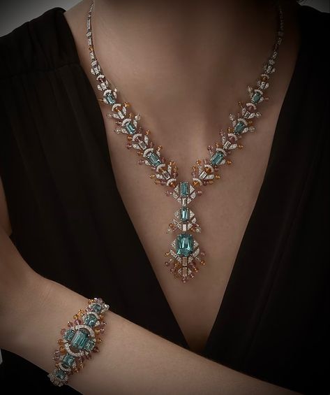 CARTIER. ‘PANDANA’ Necklace - Bracelet - white gold, 16 blue-green cushion tourmalines, pink and orange garnet tourmaline balls, faceted diamond beads, baguette and brilliant-cut diamonds #CARTIER2022 #Cartier #CARTIERBeautésDuMonde #CARTIERBeautiesOfTheWorld #HighJewelry #PinkTourmaline #BlueGreenTourmaline #OrangeGarnet #Diamond Necklace Styling, Blue Diamond Necklace, Diamond Photography, Haute Jewelry, Mandala Jewelry, Cartier Necklace, Neck Pieces Jewelry, Jewellery Design Sketches, Expensive Jewelry Luxury