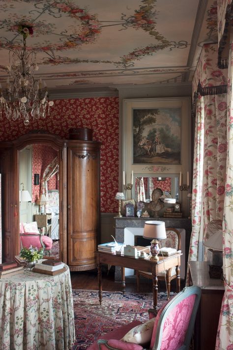 French country house with incredible paint effects | THE WORLD OF INTERIORS Gustavian Interiors, French Manor, European Decor Style, Houses In Mexico, French City, Dressing Room Closet, Modernist House, The World Of Interiors, Bordeaux France