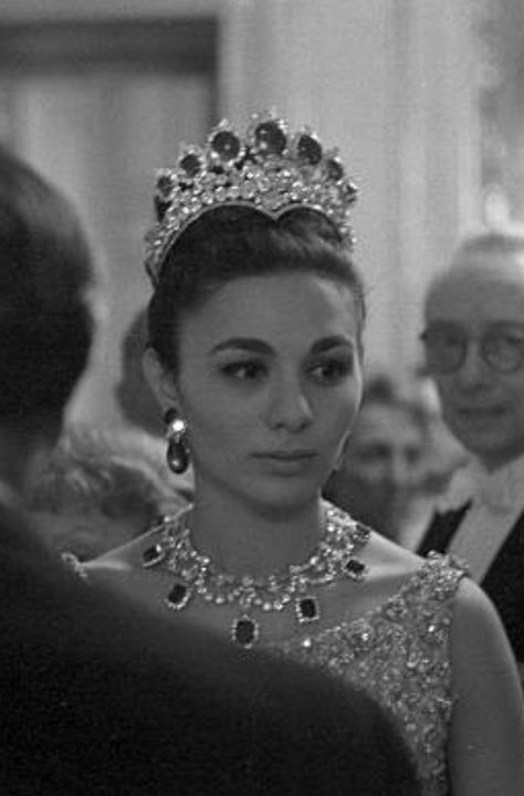 Iranian Queen, Farrah Pahlavi, Persian Crown, Mohamed Reza Pahlavi, Iran Pahlavi, Empress Farah, Farah Pahlavi, Crown Braid Updo, Farah Diba