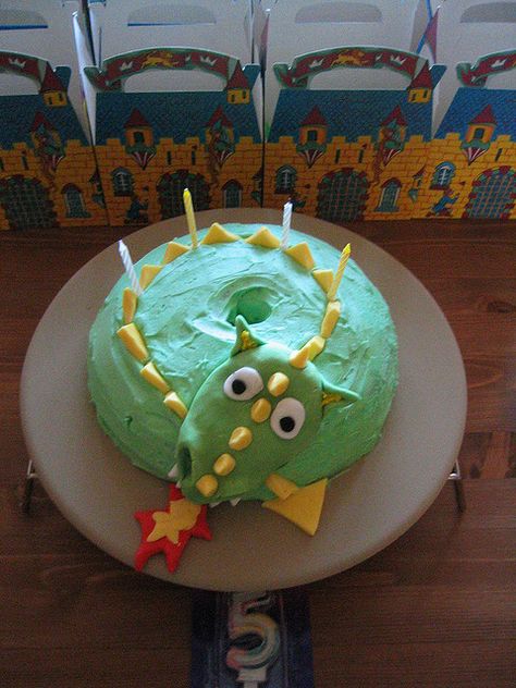 Dragon Cake - so simple! Possible idea for Chloe's Bday cake! Birthday Party Food For Kids, Dragons Cake, Cake Dragon, Party Food For Kids, Dragon Birthday Cakes, Knight Birthday Party, Kids Birthday Party Food, Dragon Cakes, Dragons Love Tacos