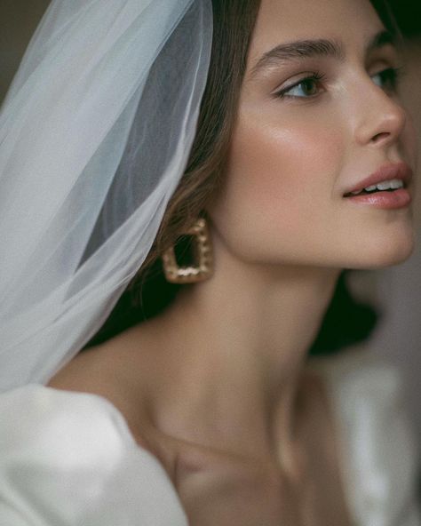 Editorial Wedding Makeup, Editorial Bridal Makeup, Bridal Studio Photoshoot, Bridal Makeup Photoshoot, Bridal Portraits Outdoor, Bridal Styled Shoot, Jewellery Photography Inspiration, Foto Wedding, Wedding Photoshoot Props