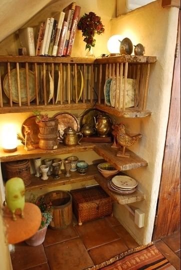 Hobbit Cottage Interior, Plate Cupboard, Hobbit House Interior, Cob Cottage, Casa Hobbit, Natural Wood Kitchen, Houses In Japan, Earthship Home, Plate Rack