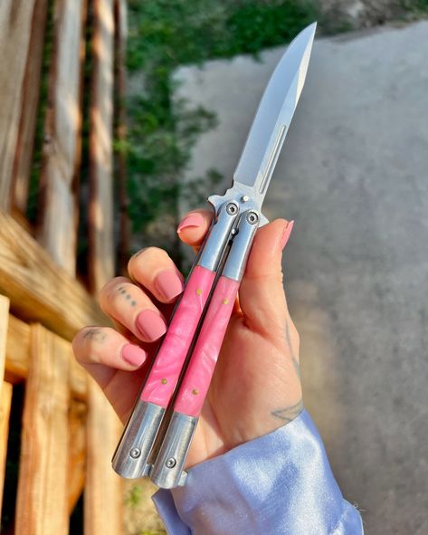 Our butterfly blades are made of the highest quality materials and perfect for any collector 🦋 Butterfly Knife Aesthetic, Skull Knife, Clown Oc, Butterfly Knives, Knife Aesthetic, Butterfly Knife, Gold Skull, Rainbow Butterfly, Pink Butterfly