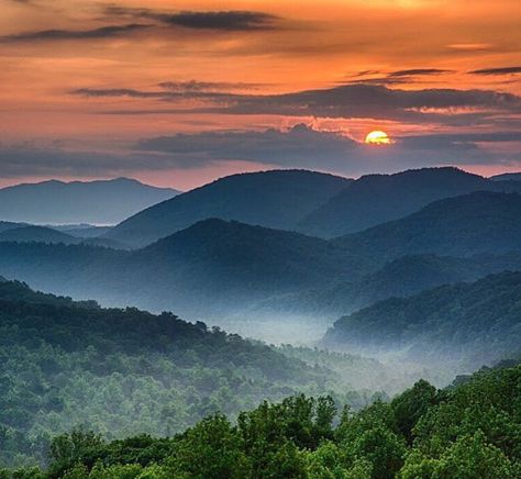 Great Smoky Mountains NP Mountain Pictures, North Carolina Mountains, Image Nature, Great Smoky Mountains National Park, Smoky Mountain National Park, Mountain Paintings, Great Smoky Mountains, Alam Yang Indah, Smoky Mountains