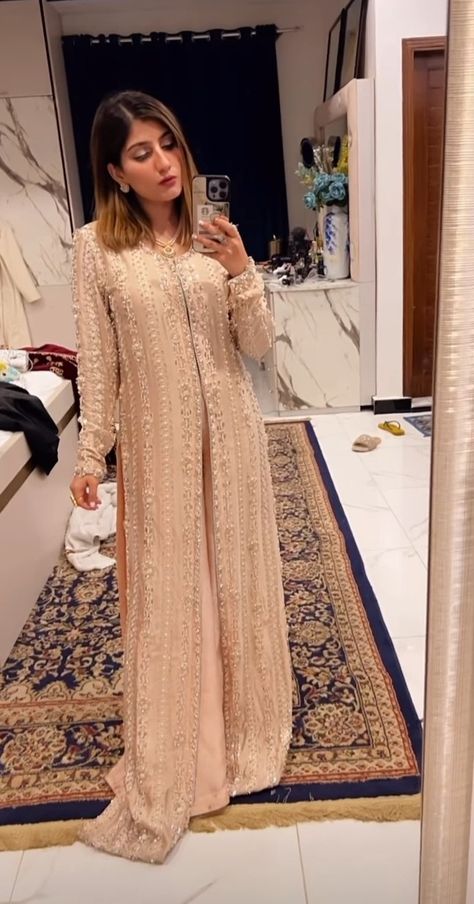 Dress Paterns, Eid Outfit Ideas, Hijab Fashion Summer, Shadi Dresses, Pakistani Wedding Outfits, Stylish Short Dresses, Pakistani Dresses Casual, Pakistani Fancy Dresses, Long Dress Design