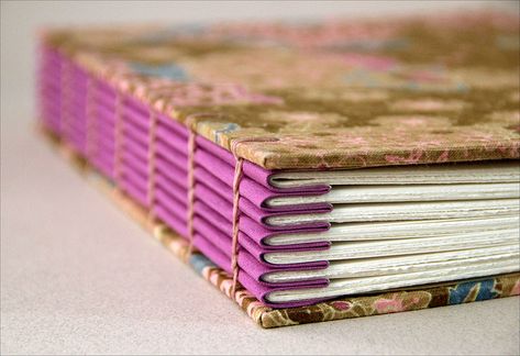 Coptic stitch. Use coloured paper to make a coloured spine, without making the signatures of coloured paper  by Zoopress studio, via Flickr Buku Diy, Vika Papper, Homemade Books, Diy Buch, Bookbinding Tutorial, Book Binding Diy, Beginner Crafts, Diy Papier, Handmade Book