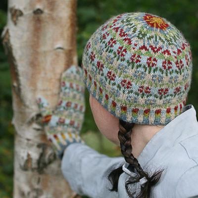 A lovely summery floral design from Kate Davies Punto Fair Isle, Kate Davies Designs, Kate Davies, Norwegian Knitting, Fair Isle Hat, Fair Isle Knitting Patterns, Fair Isles, Colorwork Knitting, Knitted Wit