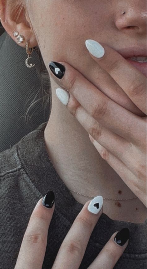 Short Nail Designs White And Black, Short Almond Nails Black And White, White Simple Design Nails, Black And White Shirt Nails, Gel Nails Ideas Black And White, Black And White Formal Nails, Black White Nails Short, Black Short Nails Aesthetic, Aesthetic Nails Black And White