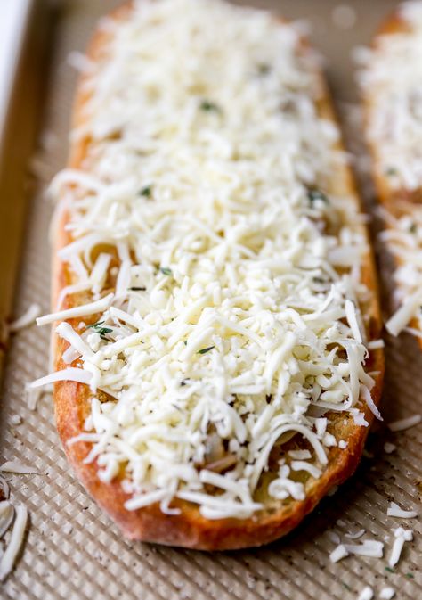 French Onion French Bread Pizzas French Onion Bread, French Bread Pizzas, French Loaf, Onion Bread, French Bread Pizza, Soup Broth, Cheese Bread, French Onion Soup, French Bread