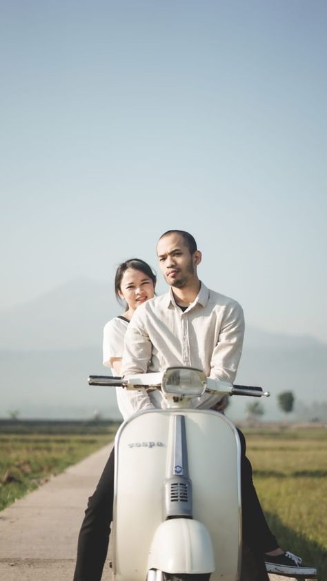 Vespa Prewedding Photo Ideas, Prewedding Vespa, Biker Nails, Vespa Couple, Foto Outdoor, Bikers Prayer, Pose Couple, Prenup Ideas, Prewedding Ideas