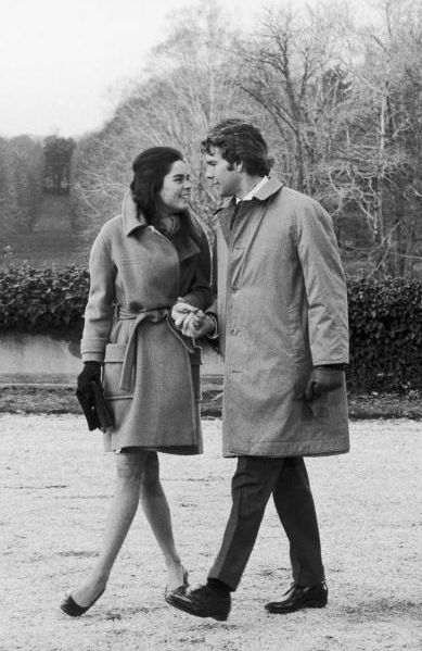 Ali MacGraw and Ryan O'Neal on a walk in Love Story, 1970 Ali Macgraw Love Story, Love Story 1970, Film Love Story, College Movies, Ryan O Neal, Love Story Movie, Ryan O'neal, Ali Macgraw, Julie Christie