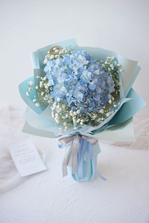 Hydrangeas Bouquet Aesthetic, Dried Blue Hydrangea Arrangements, Hydrangea Bouquet Aesthetic, Grad Bouquet, Blue Hortensia, Blue Hydrangea Bouquet, Blue Flowers Bouquet, Blue Hydrangea Flowers, Luxury Flower Bouquets