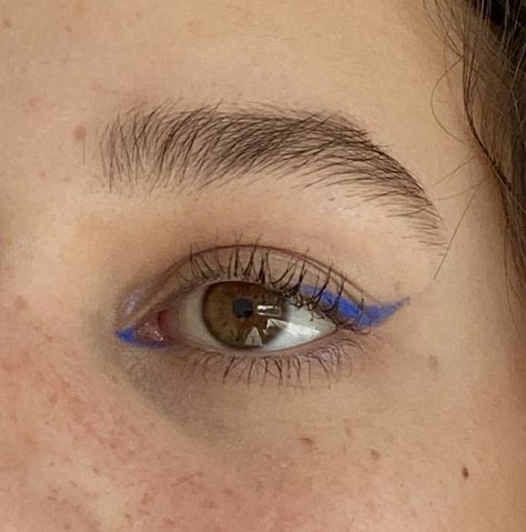 Blue Eye Makeup Eyeliner, Eyeliner Looks With Color, Cute Colorful Eyeliner, Different Color Eyeliner, Easy Blue Eyeliner, Blue Eyeliner Aesthetic, Electric Blue Eyeliner, Subtle Blue Eyeliner, Blue Eyeliner Hooded Eyes