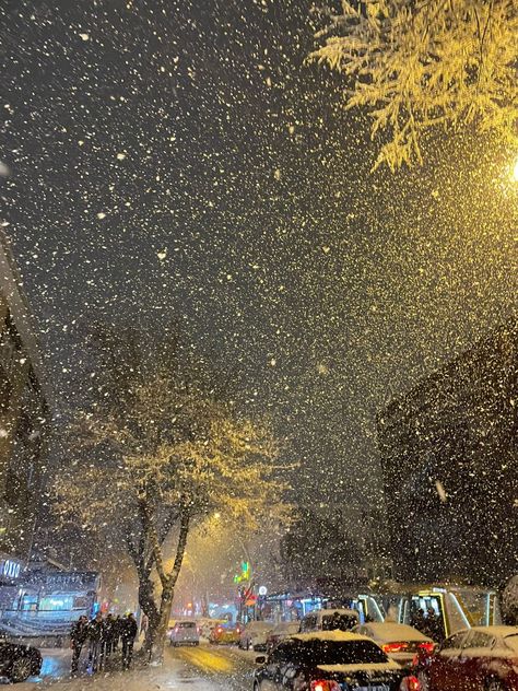 #fakestory Cozy Christmas Aesthetic Wallpaper, Blurry Pics, Snow Night, Christmas Aesthetic Wallpaper, Winter Inspo, London Christmas, Look At The Sky, Winter Scenery, Winter Pictures