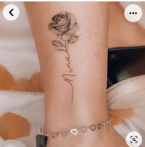 Rose With Name Tattoo, Rose Stem Tattoo, Mutterschaft Tattoos, Rose Tattoo On Ankle, Rose Tattoo With Name, Simple Heart Tattoos, Mum Tattoo, Rose Tattoos For Women, Small Rose Tattoo