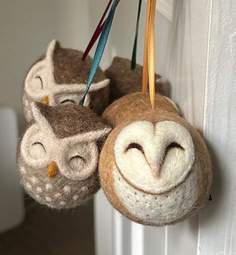 Needle Felt Owl, Diy Felted Ornaments, Wool Birds, Felted Wool Crafts Ideas, Felted Owl, Needle Felted Christmas Decorations, Felted Christmas Ornaments, Needle Felted Christmas Ornaments, Christmas Needle Felting Ideas