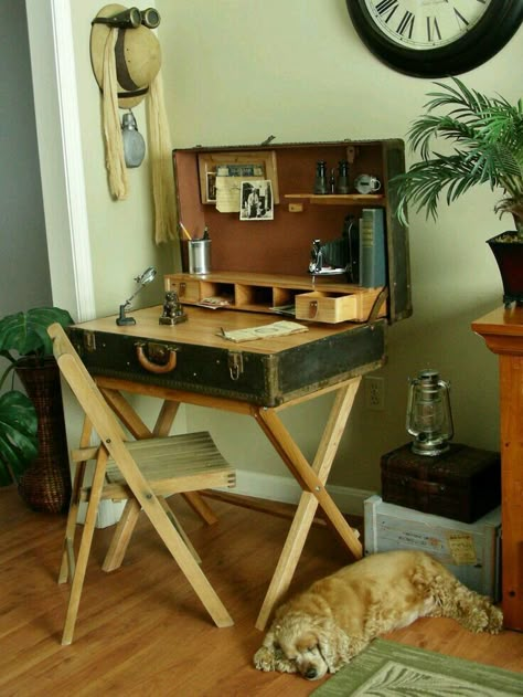 Writing desk. Suitcase Ideas, Suitcase Decor, Urban Furniture Design, Old Suitcases, Vintage Suitcases, Vintage Suitcase, Painting Furniture Diy, Household Furniture, Upcycled Furniture