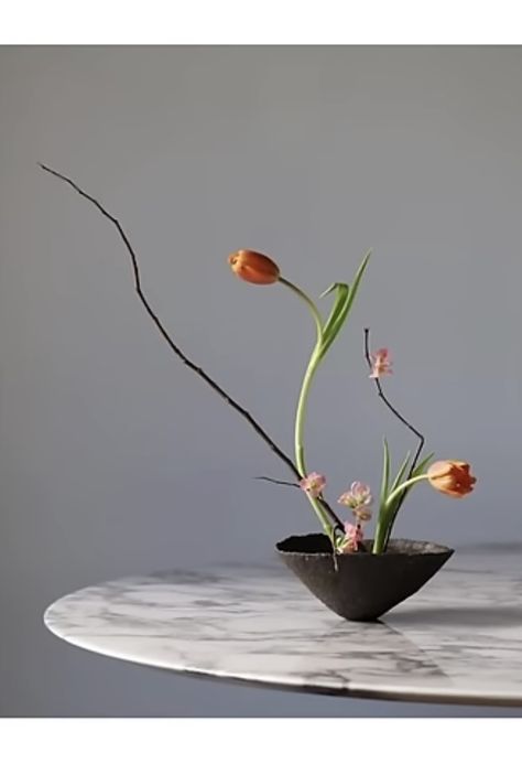 Ikebana Tulips, Ikebana Flower Arrangement Art Floral, Spring Ikebana, Modern Ikebana, Giant Flowers Diy, Arreglos Ikebana, Indoor Tree, Ikebana Flower, Ikebana Flower Arrangement