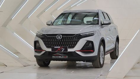 Changan’s first crossover SUV, Changan Oshan X7, has been launched in two variants — Oshan X7 FutureSense and Oshan X7 Comfort. One is a 5-seater car, and the other is a 7-seater. We are here with the detailed specifications of the 7-seater version, the Oshan X7 Comfort.  Size Oshan X7 Comfort is the same size as […] The post Specs & Features of 7-Seater Oshan X7 appeared first on PakWheels Blog. Oshan X7, Human-machine Interface, Crossover Suv, Tire Pressure Monitoring System, Front Grill, Projector Headlights, The Passenger, Roof Rails, Infotainment System