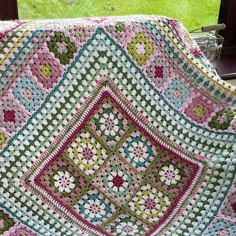 Colourful Crochet Blanket, Egg Mushroom, Squares Blanket, Crochet Granny Square Blanket, Crochet Inspo, Granny Chic, Granny Square Blanket, Square Blanket, Crochet Blankets