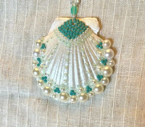 Seashell Ornament - Etsy Diy Crosses, Scout Projects, Seashell Ornament, Seashell Christmas Ornaments, Seashell Christmas, Beach Christmas Decorations, Shell Painting, Seashell Wreath, Seashell Projects