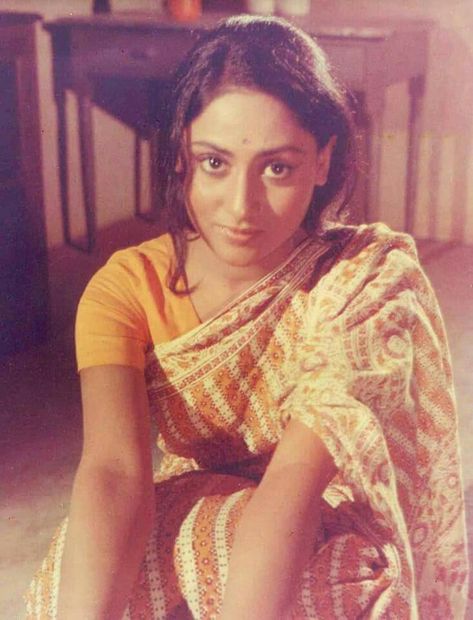 Jaya Bachchan Old Pics, Jaya Bhaduri, Actors Bollywood, Jaya Bachchan, Bollywood Aesthetic, 1950s Fashion Women, Old Film Stars, Back Photo, Retro Bollywood