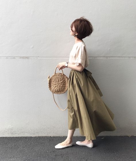 204da255aea2cd4a75ace6018fad6b4ddesc35940251ri Minimalist Moda, Japanese Minimalist, Style Parisienne, Long Skirt Fashion, Estilo Hippie, Japanese Outfits, Alam Yang Indah, Mode Inspo, 가을 패션