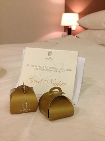 note with chocolate Hotel Amenities Ideas Welcome Baskets, Turn Down Service Ideas, Turndown Service Ideas Guest Rooms, Hotel Amenities Ideas Guest Rooms Welcome Gifts, Welcome Amenities Hotel Ideas, Hotel Marketing Design, Hotel Minibar, Hotel Chocolate, Hotel Housekeeping