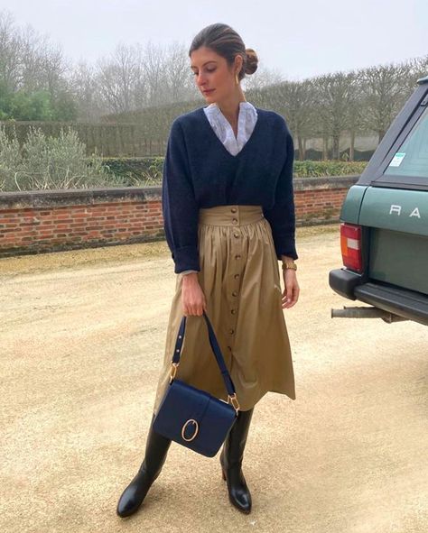 Vanessa Bruno’s Instagram post: “The new, easy chic way to wear your spring skirt of @mariadelaord is everything. ⁠ ⁠ _______________⁠ ⁠ Une nouvelle façon de porter sa…” Ladylike Outfits, Spring Skirt, Easy Chic, Christian Fashion, Scandinavian Fashion, Ralph Lauren Style, Winter Outfit Inspiration, Fashion Capsule, Spring Skirts