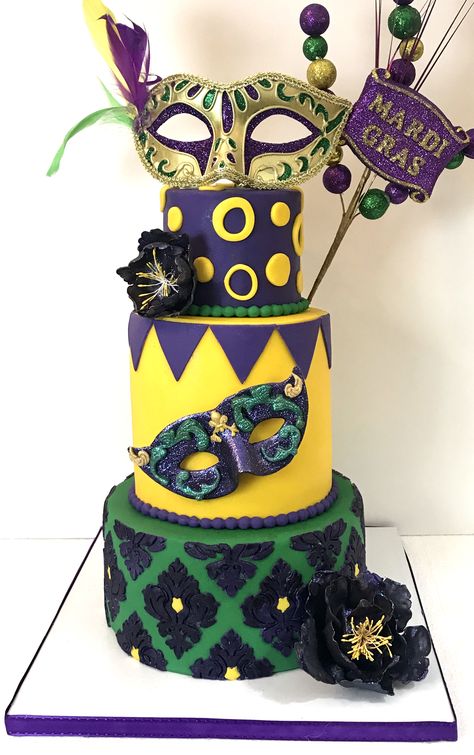 Mardi Gras Wedding Cake, Masquerade Cake, Mary Cake, Mardi Gras Cake, Mardi Gras Wedding, Decorative Cakes, Cookies Pastry, Birthday Party Food, King Cake