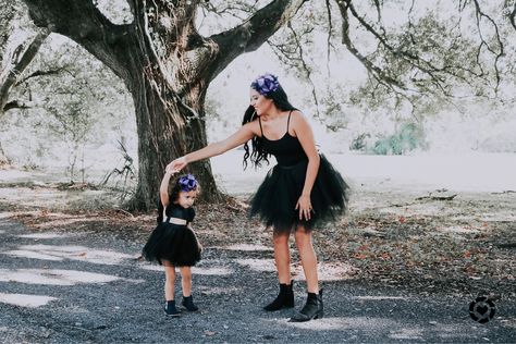 Matching black tutu’s and bows. Halloween vibes inspo for mommy and me photos. #mommyandme #halloweenphotoshoot #halloweenoutfits #halloweenideas #fashion #mommyandmeoutfits #mommyandmefashion #matchingoutfits #minime #motheranddaughter Cute Family Photos, Mother Daughter Photos, Witch Pictures, Halloween Photography, Black Tutu, Motherhood Photography, Mommy Daughter, Halloween Photoshoot, Halloween Vibes