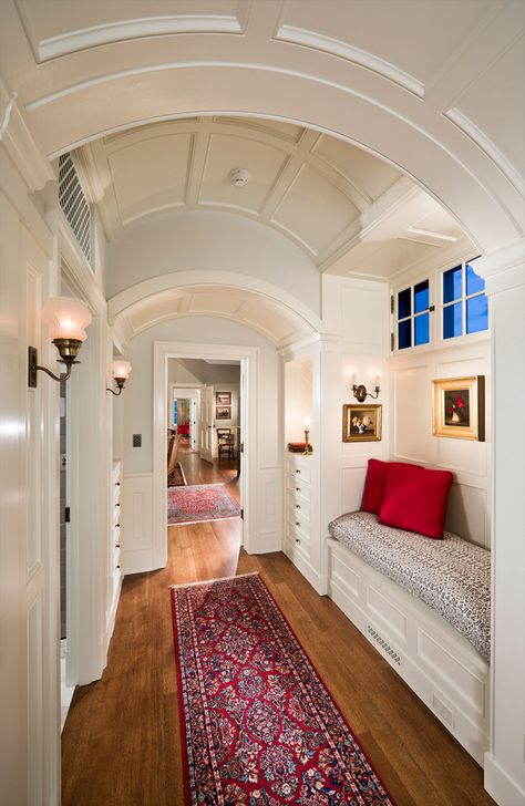 16 Beautiful Traditional Hallway Designs You Should Explore Hallway Picture Ideas, Traditional Hallway, Hallway Pictures, Santa Barbara Style, American Farmhouse Style, Drawing Interior, American Farmhouse, American Interior, Hallway Designs