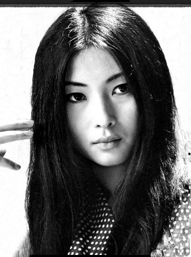 Meiko Kaji is a Japanese Actress and Singer. Mostly known for her role as outlaw characters in early 1970's films. 日本女優-梶芽衣子 (google.image) 07.20 Meiko Kaji, Portrait Photography Women, Aesthetic People, Va Va Voom, Yamaguchi, Doja Cat, Photography Women, Cultura Pop, Japanese Women