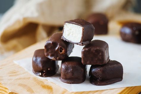 These skinny chocolate covered cheesecake bites are a perfect dessert, a perfect combination of sweet and tangy. Chocolate Covered Cheesecake Bites, Greek Yogurt Bars, Chocolate Covered Cheesecake, Yogurt Bars, Chocolate Greek Yogurt, Smart Points Recipes, Clean Dessert, Clean Snacks, Healthy Sweet Snacks