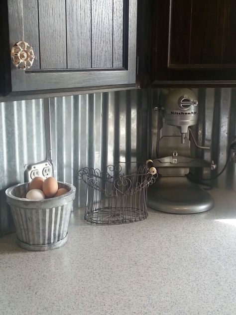 Rustic Kitchen Backsplash, Trendy Kitchen Backsplash, Farmhouse Kitchen Backsplash, Diy Backsplash, Kitchen Backsplash Designs, Backsplash Kitchen, Interior Design Rustic, Corrugated Metal, Rustic Kitchen Decor