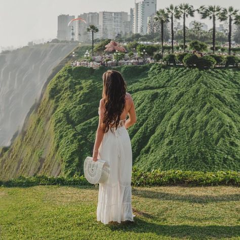 Lima La Bonita #igersmiraflores . Fotografo: @robertorossifoto South America Vacation Outfits, Lima Peru Outfits, Peru Outfits, Poses Travel, Lima Photography, America Fashion, Spanish Conquistador, Dry Desert, Pics Ideas