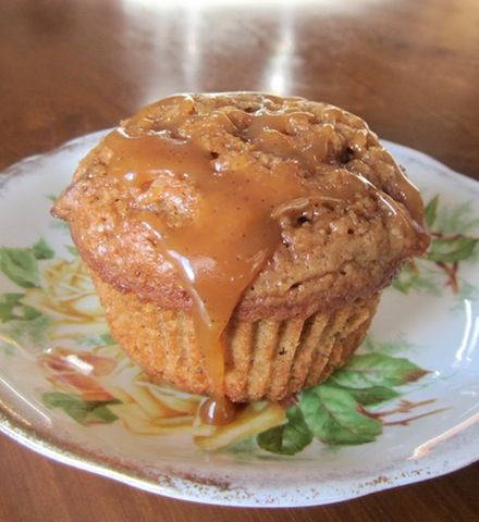 Your favorite Starbucks caramel macchiato in muffin form, dripping with salted caramel. Perfect for that on-the-go breakfast or mid-morning snack. Caramel Muffins, Starbucks Caramel Macchiato, Cappuccino Muffins, Mid Morning Snack, Starbucks Caramel, Recipes Cake, Grilled Cheese Recipes, Morning Snack, Caramel Macchiato