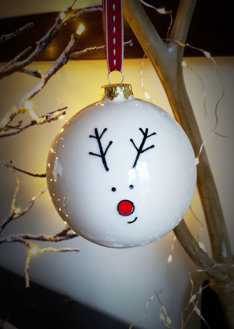 Bauble Design Ideas, Christmas Bauble Designs, Make Your Own Christmas Baubles, Christmas Baubles Painting, Xmas Baubles Diy, Christmas Bulb Painting, Christmas Bulb Painting Ideas, Painted Baubles Diy, Christmas Baubles Ideas