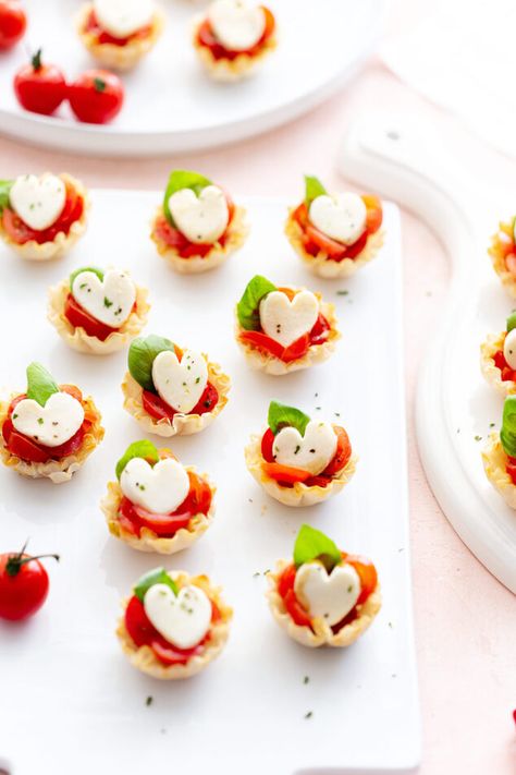 Valentine's Day Appetizer: Caprese Phyllo Cups | Pizzazzerie Valentines Day Appetizers, Valentine Appetizers, Bruschetta Appetizers, Valentines Party Food, Fun Foods To Make, Baked Appetizers, Dip Recipes Appetizers, Awesome Appetizers, Phyllo Cups