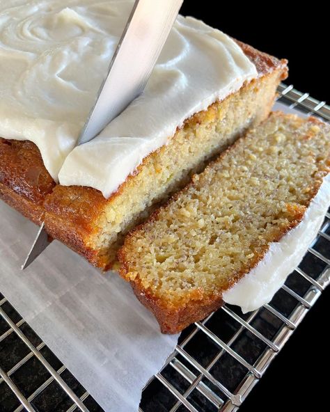 Sarah’s Fit Food on Instagram: “3 net carb Keto-friendly BANANA BREAD 😈🍞🍌 (swipe for a video) This banana bread is super low-carb + SO soft, moist, sweet, and flavorful!…” Frosted Banana Bread, Keto Banana Bread Recipe, Low Carb Banana Bread, Low Carb Banana, Keto Banana, Low Carb Desserts Easy, Keto Banana Bread, Banana Bread Ingredients, Weight Goals